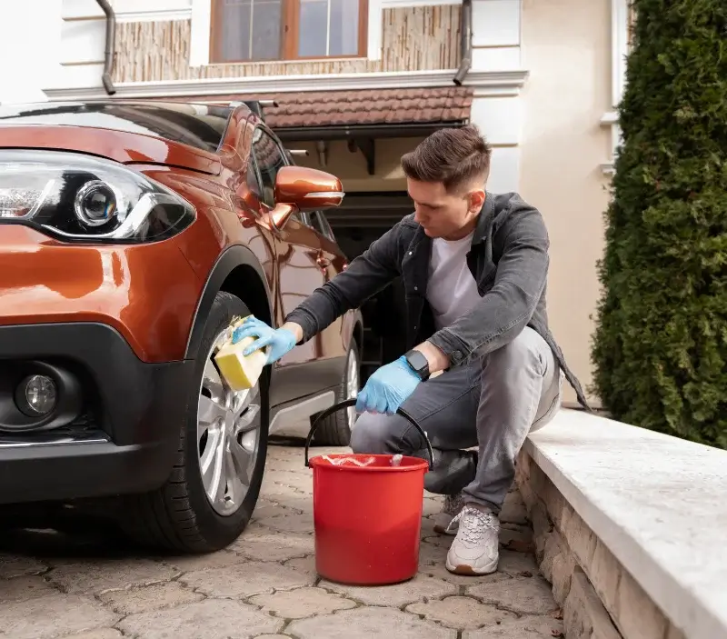 Lavage auto à domicile Saint-Symphorien-d'Ancelles : professionnel intervenant sur un véhicule